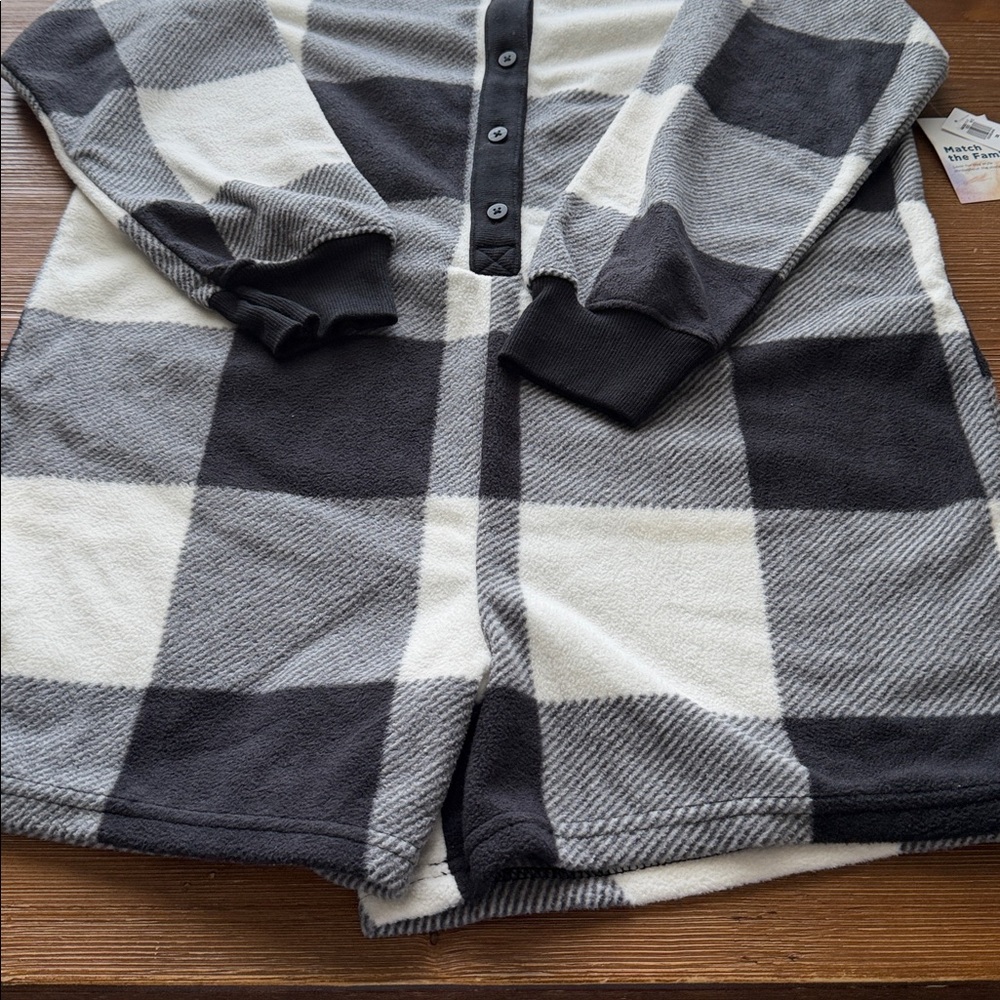 Old Navy Fleece Henley Pajama Romper -- 3.5-inch inseam - Picture 5 of 6